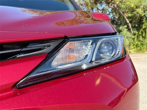 Used 2018 Toyota Camry XLE image 9