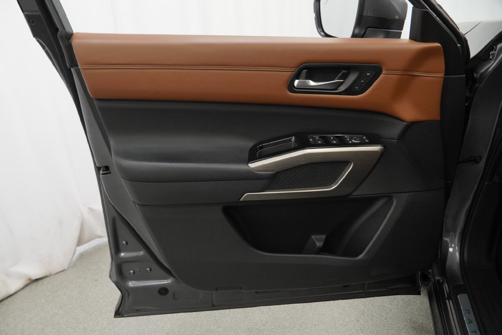 Used 2024 Nissan Pathfinder Platinum AWD/4WD image 38