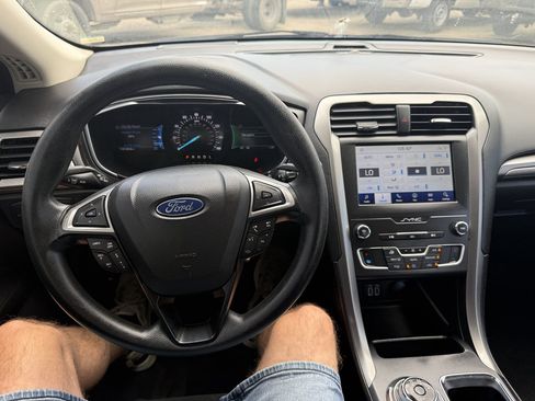 Used 2020 Ford Fusion SE FWD image 13