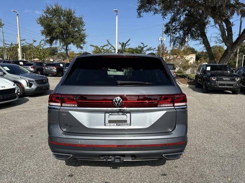 Used 2025 Volkswagen Atlas SE image 3
