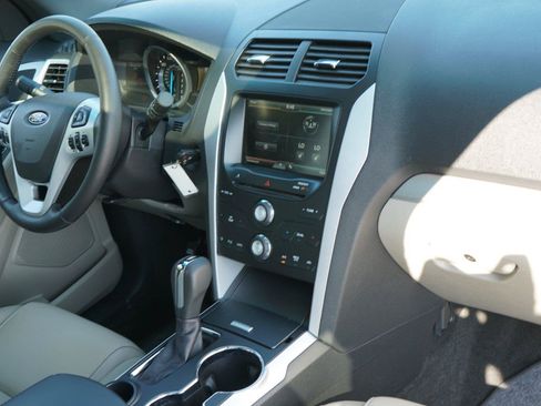 Used 2015 Ford Explorer XLT w/ Equipment Group 202B FWD image 28