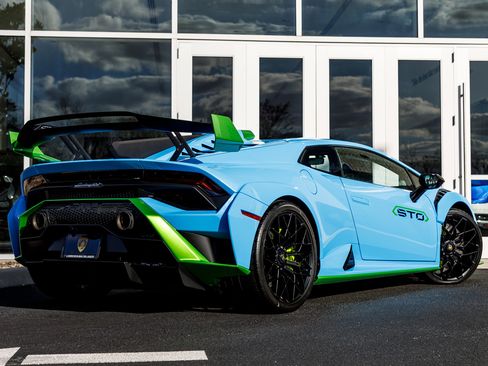 Used 2023 Lamborghini Huracan STO image 19