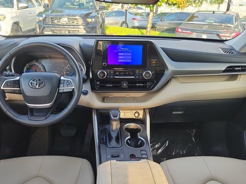 Used 2025 Toyota Highlander XLE AWD/4WD image 9