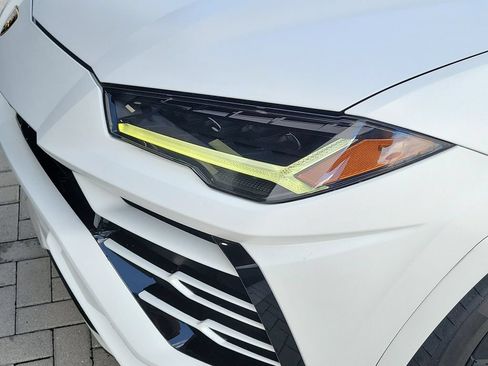 Used 2022 Lamborghini Urus AWD/4WD image 10