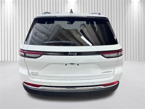 Used 2023 Jeep Grand Cherokee Laredo image 8