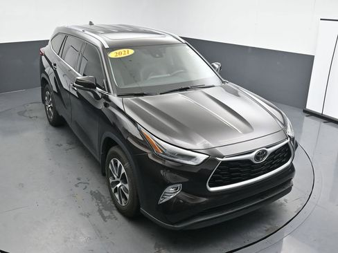 Used 2021 Toyota Highlander XLE AWD/4WD image 21