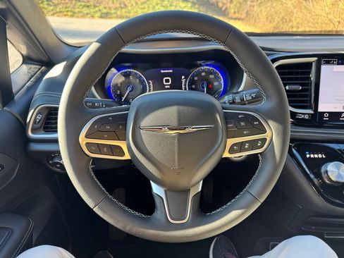 Used 2025 Chrysler Pacifica Select image 26