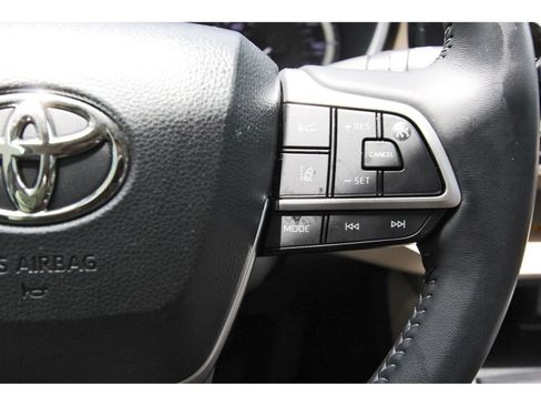 Used 2024 Toyota Highlander XLE FWD image 20