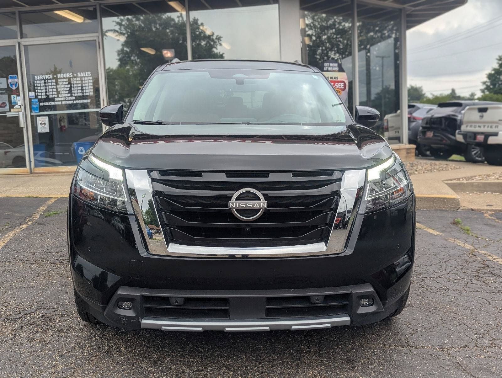 Used 2023 Nissan Pathfinder Platinum w/ Cargo Package AWD/4WD image 6