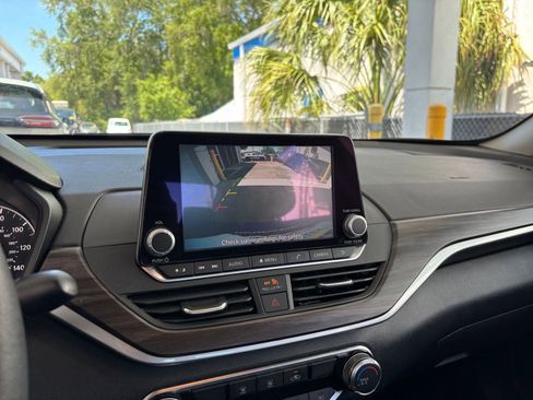 Used 2025 Nissan Altima 2.5 SV image 24