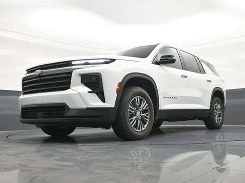 Used 2024 Chevrolet Traverse LS FWD image 23
