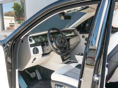 Used 2024 Rolls-Royce Phantom Sedan w/ The Phantom Package RWD image 10