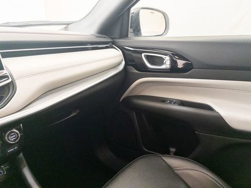 Used 2025 Jeep Compass Limited image 30