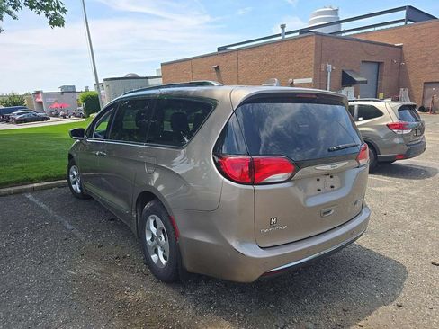 Used 2018 Chrysler Pacifica Touring-L FWD image 2