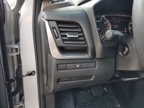 Used 2023 Nissan Rogue SV AWD/4WD image 16