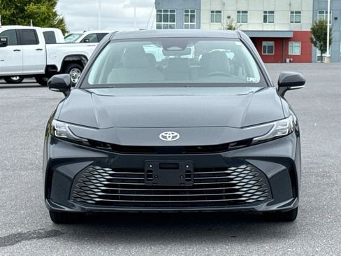 Used 2025 Toyota Camry XLE image 28
