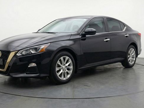 Used 2025 Nissan Altima 2.5 SV FWD image 3