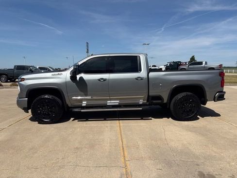 Used 2024 Chevrolet Silverado 2500 High Country w/ Technology Package AWD/4WD image 5
