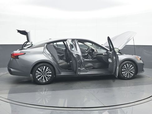Used 2024 Nissan Altima 2.5 SV FWD image 36