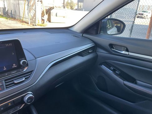 Used 2025 Nissan Altima 2.5 SR image 33