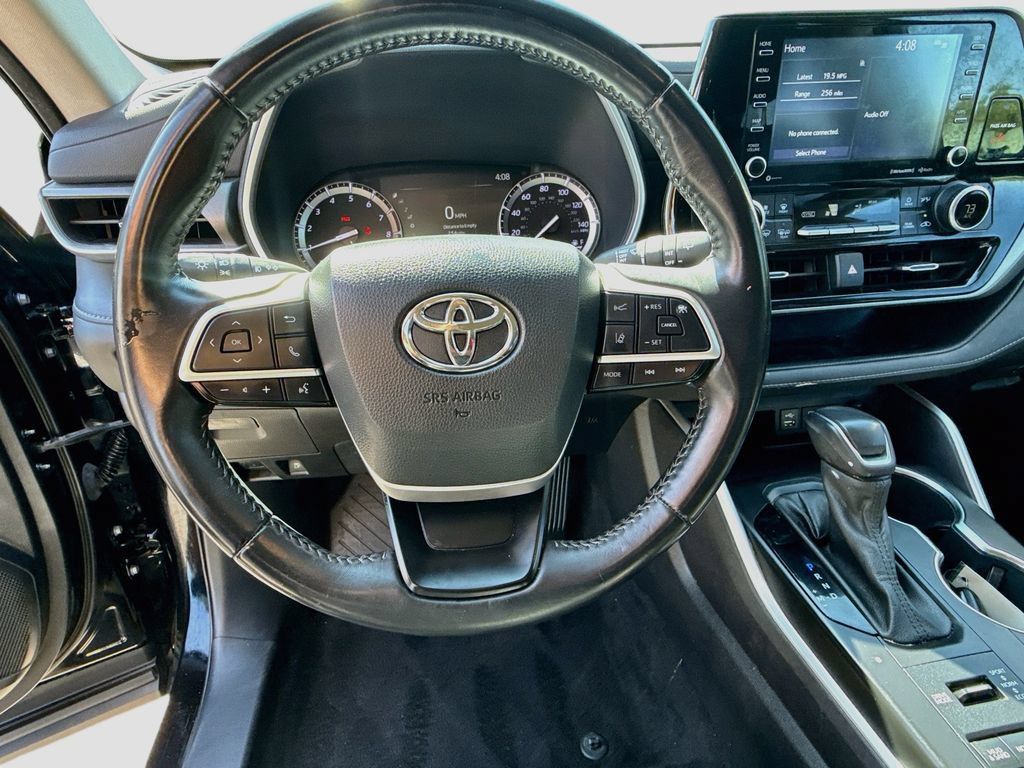 Used 2022 Toyota Highlander XLE AWD/4WD image 11