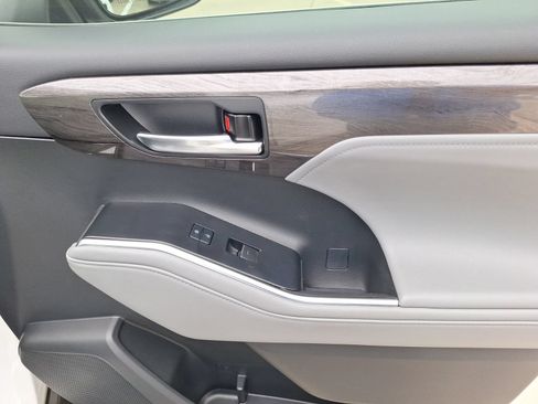 Used 2021 Toyota Highlander Platinum FWD image 36