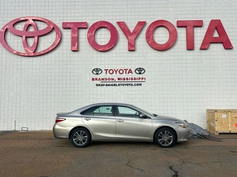 Used 2016 Toyota Camry SE image 4
