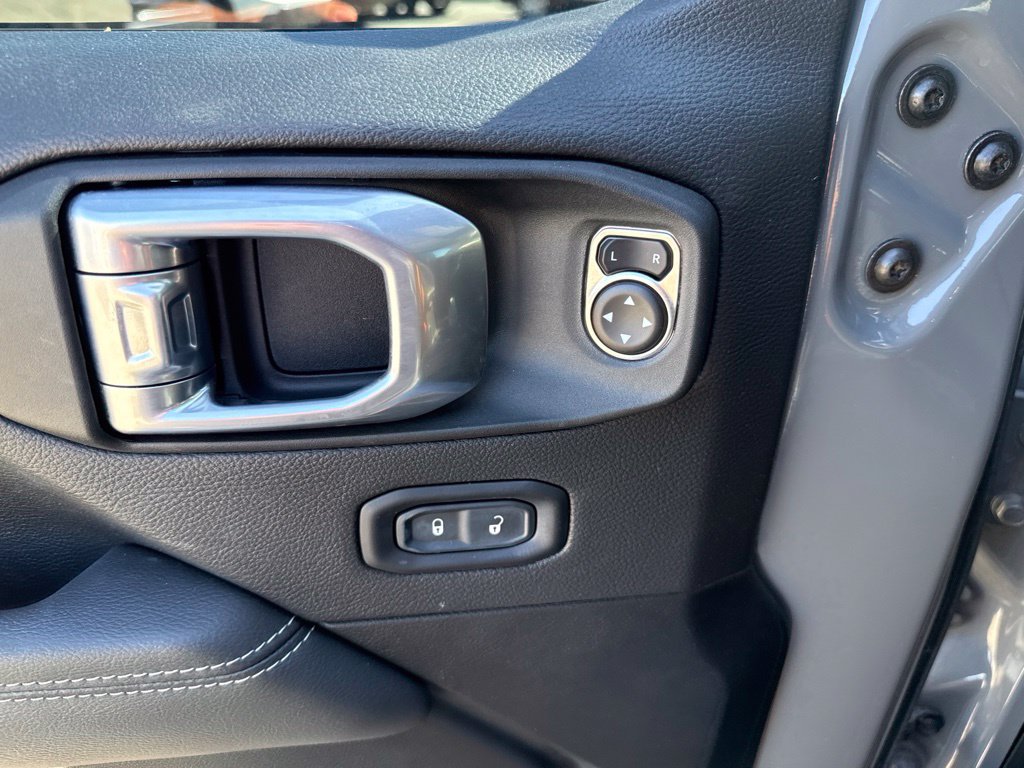 Used 2023 Jeep Wrangler Unlimited Sahara AWD/4WD image 19