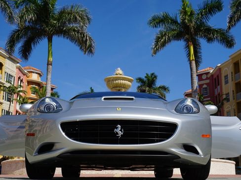 Used 2011 Ferrari California image 32