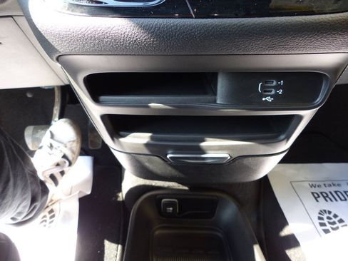 Used 2026 Chrysler Pacifica Select FWD image 35