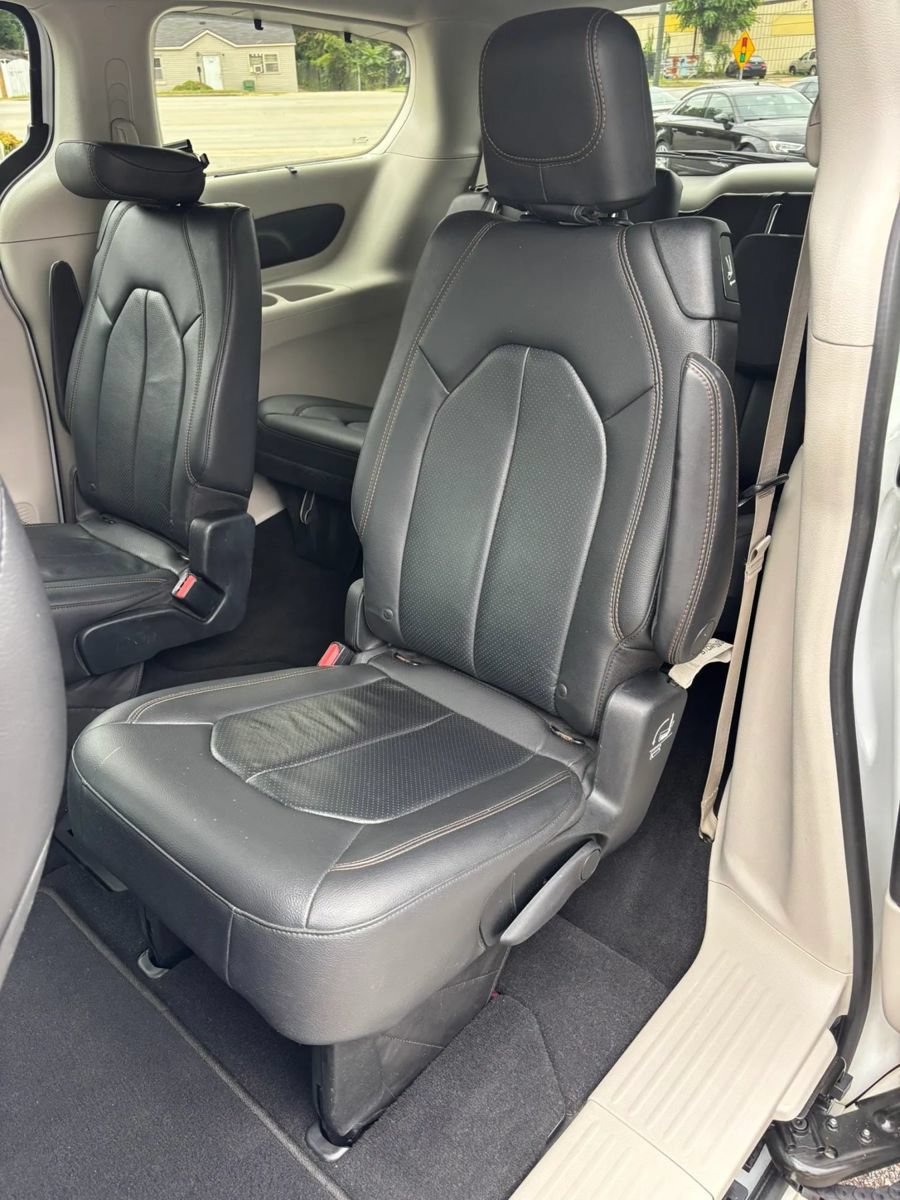 Used 2018 Chrysler Pacifica Touring-L FWD image 14