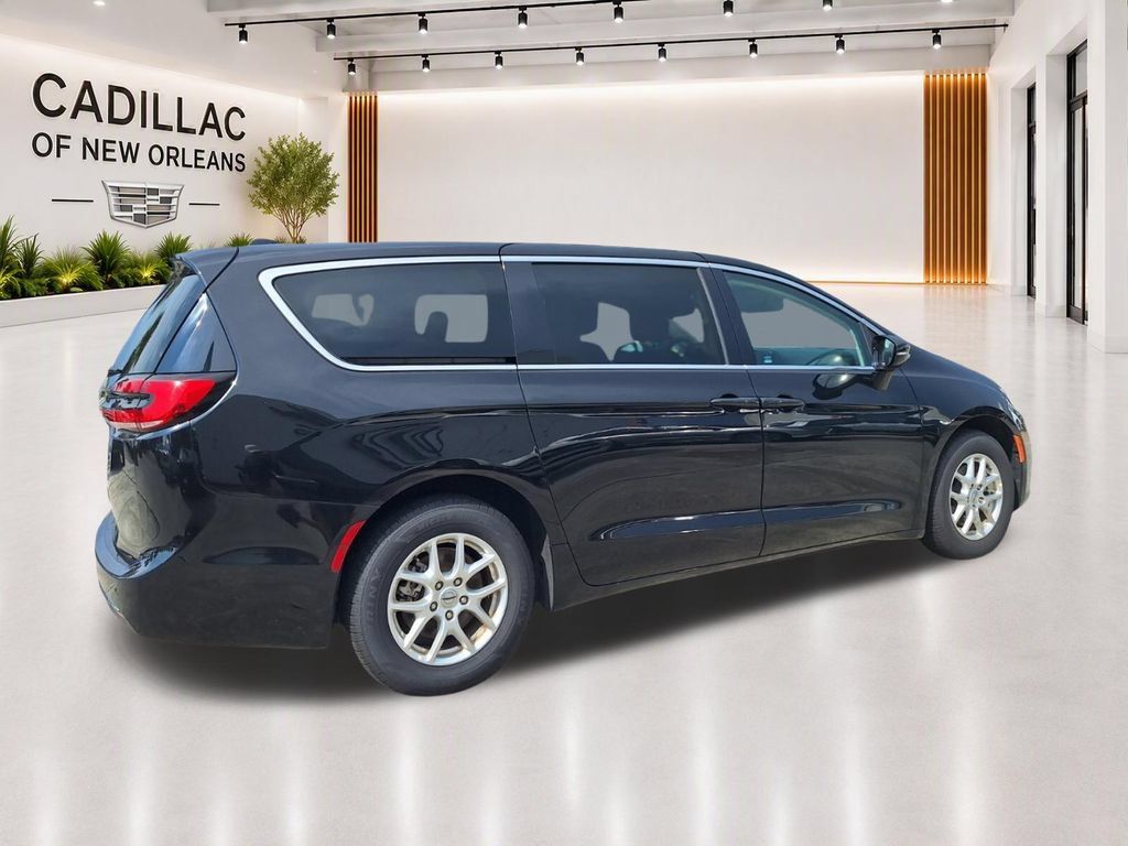 Used 2024 Chrysler Pacifica Touring-L FWD image 3