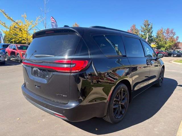 Used 2025 Chrysler Pacifica Limited FWD image 3