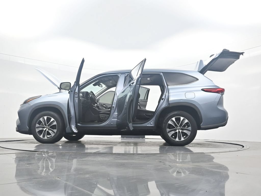 Used 2022 Toyota Highlander XLE FWD image 43