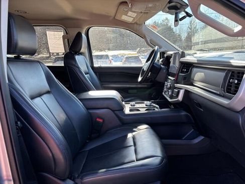 Used 2024 Ford Expedition XLT image 15