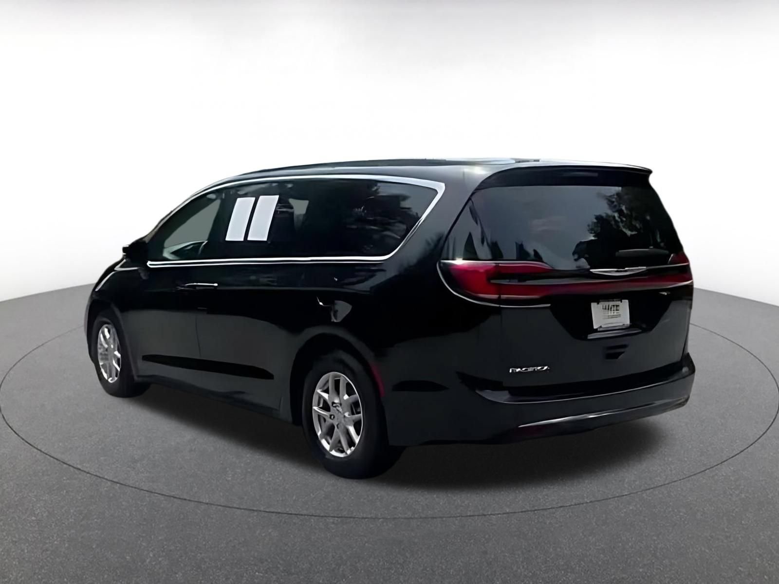 Used 2025 Chrysler Pacifica Select FWD image 14