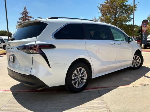 Used 2026 Toyota Sienna XLE FWD image 6