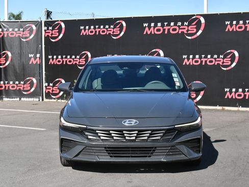 Used 2024 Hyundai Elantra SE FWD image 2