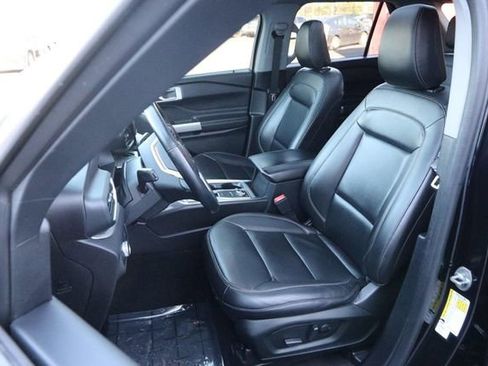 Used 2022 Ford Explorer XLT w/ Equipment Group 202A image 10