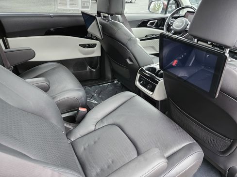 Used 2022 Kia Carnival SX Prestige image 23