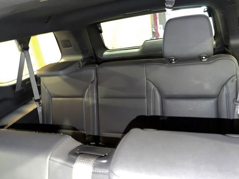 Used 2025 Chevrolet Suburban Z71 image 17