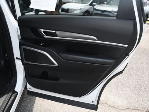 Used 2020 Kia Telluride LX FWD image 18
