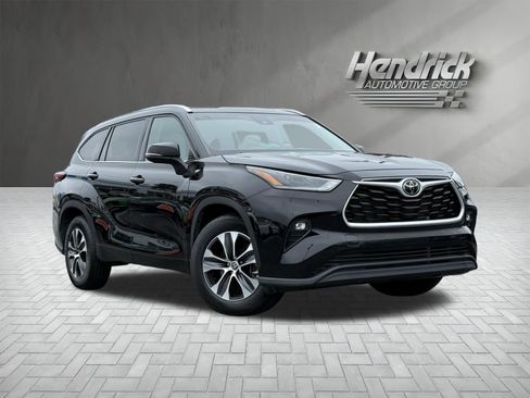 Used 2021 Toyota Highlander XLE FWD image 2