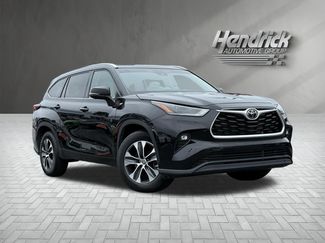 Used 2021 Toyota Highlander XLE FWD video 2
