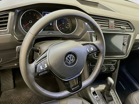Used 2020 Volkswagen Tiguan SE w/ Panoramic Sunroof Package image 18