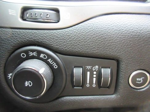 Used 2019 Jeep Cherokee Overland w/ Technology Group AWD/4WD image 32