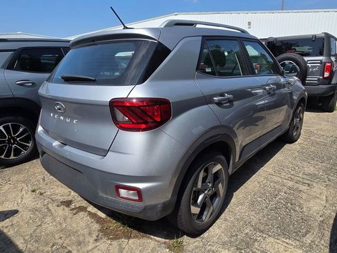 Used 2025 Hyundai Venue SEL FWD image 4