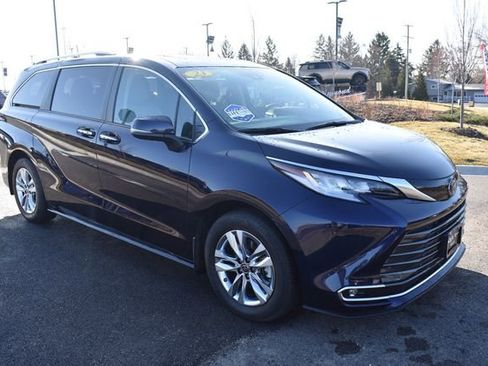 Used 2023 Toyota Sienna Limited image 10