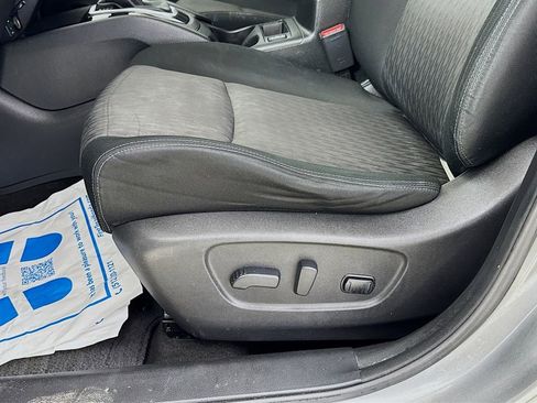 Used 2017 Nissan Rogue SV FWD image 24