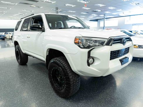 Used 2020 Toyota 4Runner SR5 AWD/4WD image 3